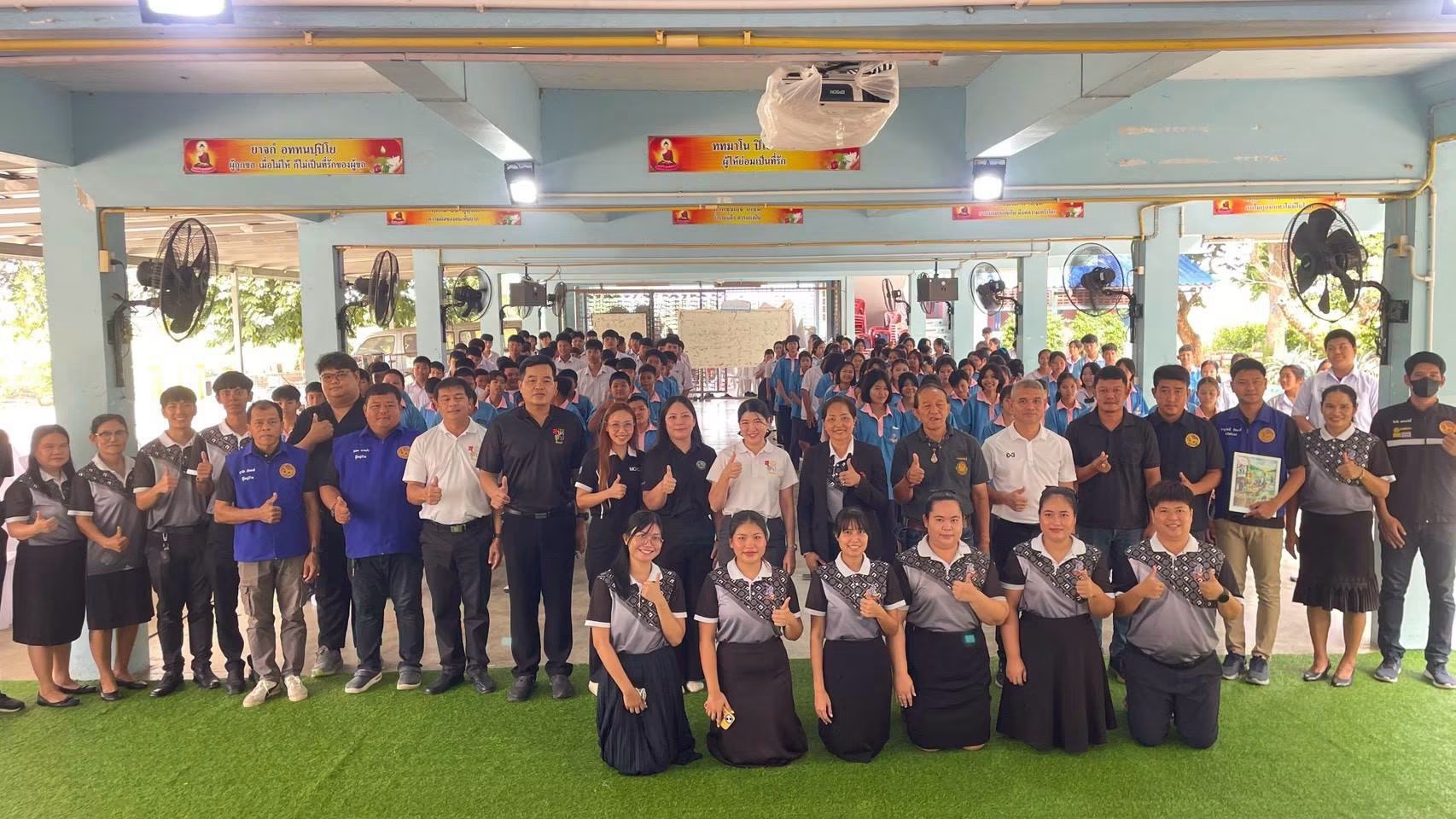 อำเภอสามชุก ลงพื้นที่เยี่ยมเยียนสถานศึกษาและมอบทุนการศึกษา "สร้างสุข" สัปดาห์สุดท้าย ใน 4 สถานศึกษา จำนวน 12 ทุนการศึกษา รวม 12,000 บาท โดยสรุปภาพรวมกิจกรรมฯ อำเภอสามชุก ลงพื้นที่มอบทุนการศึกษาแล้วใน 30 สถานศึกษา จำนวน 85 ทุนการศึกษา รวม 80,000 บาท ส่งเสริมโอกาสทางการศึกษาและพัฒนาคุณภาพชีวิตเยาวชนอำเภอสามชุก 🏫